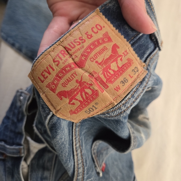 Levi's 501 Fit Perfectly Worn Distressed Men's Blue Jeans 36×32 36 Inch Waist - Picture 13 of 13